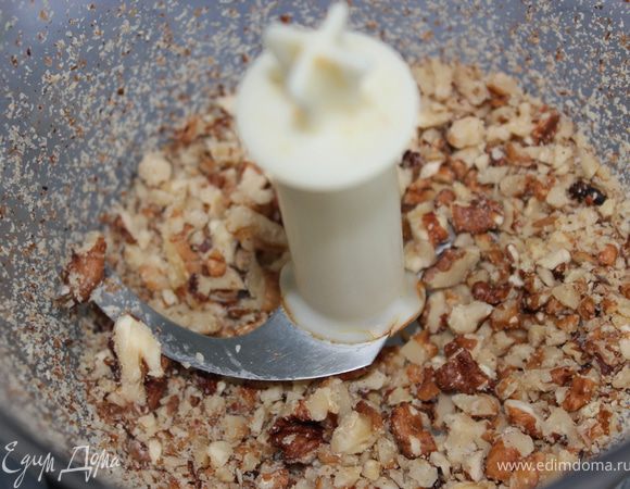Горсть орехов измельчить в блендере, но не в порошок, а чтобы орешки ощущались, можно было погрызть)