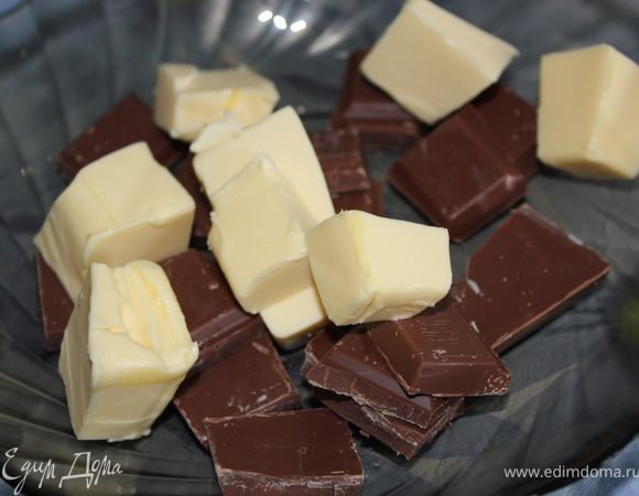 Масло и шоколад расплавить в СВЧ при полной мощности 40 секунд. Перемешать.
