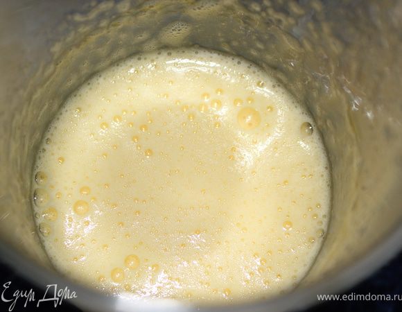 Яйца взбить с сахаром до белой, пышной пены.