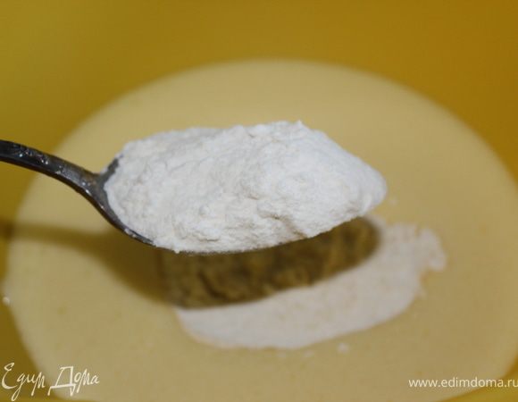 К взбитым яйцам добавить муку.