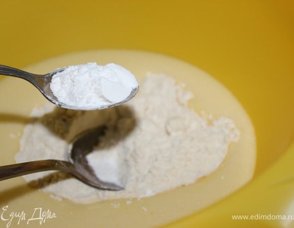 И разрыхлитель. Перемешать все хорошенько.