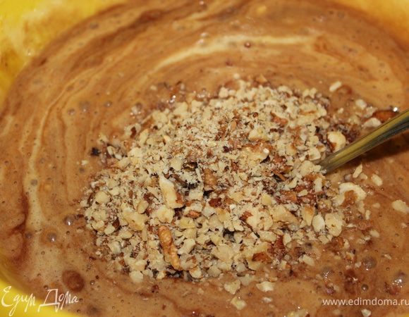 Добавить шоколадно-масляную массу с орешками. И еще раз хорошенько все перемешать.