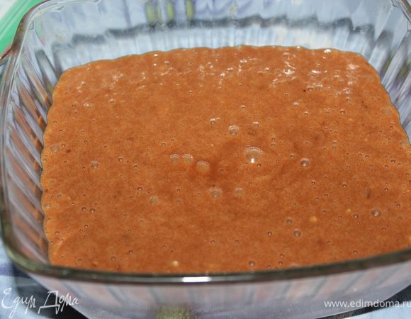 Вылить в форму и выпекать в СВЧ на полной мощности от 5-7 минут, зависит от высоты формы. Форма по высоте должна быть больше, чем тесто, так как тесто поднимется в 2 раза примерно. После того как приготовился наш кекс, оставить его в СВЧ еще на 5-7 минут.