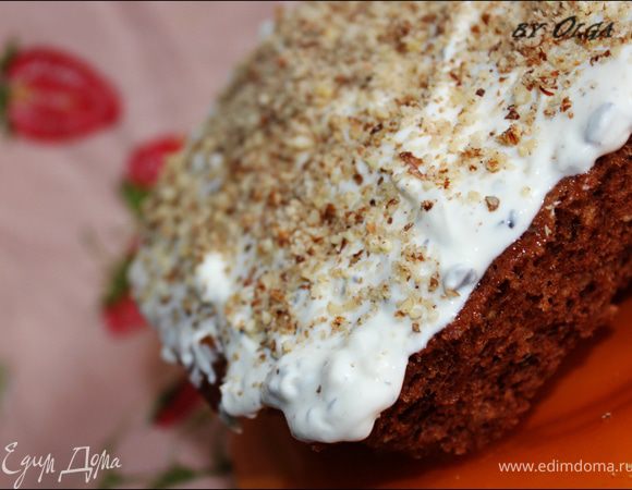 Я кекс перевернула аккуратно на другую тарелочку, сверху намазала своим любимым кремом на быструю руку. А именно глазированный сырочек намять вилкой и добавить 2 ст.л. сметаны 20%. Все перемешать. Сверху крема насыпать очень мелко измельченную полугорсть орешков. И все!!! Угощайтесь и приятного аппетита!!!)