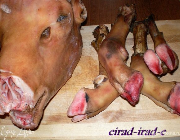 Занимаются приготовлением с вечера ,а в полночь ставят на огонь.
Баранью голову, ножки опаливают, скоблят,