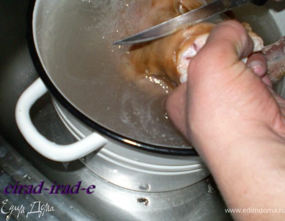 вымачивают
в холодной воде 5 час. После этого вновь
скоблят, моют под холодной ,проточной
водой долго. Рубцы также скоблят, чистят,
моют