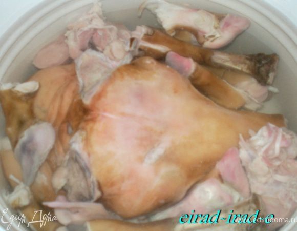 Кладут все в большую 5-6 л
эмалированную кастрюлю, заливают холодной
водой