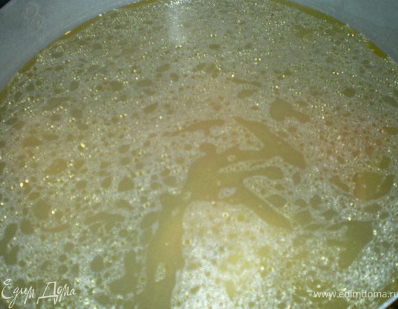 Варят без соли, на сильном огне, доводят до
кипения ,периодически снимая пену, после уменьшают огонь.
Варить 4 часа или до тех пор, пока мясо не
начнет само отделяться от костей и рубцы
станут совершенно мягкими