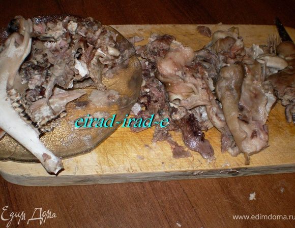 Варят без соли, на сильном огне, доводят до
кипения ,периодически снимая пену, после уменьшают огонь.
Варить 4 часа или до тех пор, пока мясо не
начнет само отделяться от костей и рубцы
станут совершенно мягкими