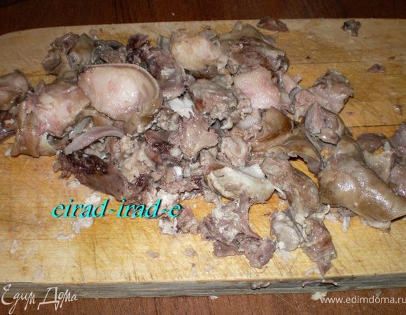 Мясо и рубцы режут на кусочки 