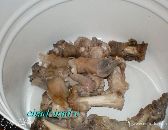 Кастрюлю чисто моют. Ножки оставляют с косточками.(в них содержится очень много полезного для человеческого организма.)