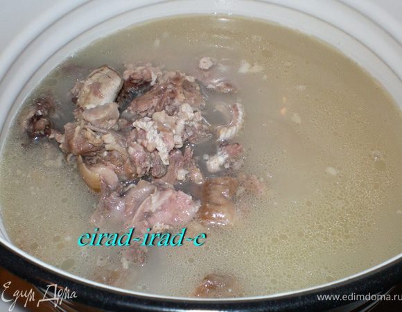 Бульон заливают обратно в чистую кастрюлю, готовые ингредиенты загружают в процеженный бульон.