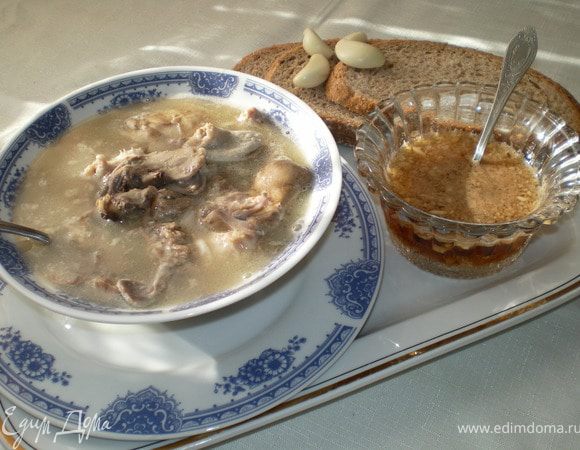 Отдельно подают соль, и чесночный соус. При подаче каждый добавляет в свою тарелку  соль и чесночный соус,по вкусу.