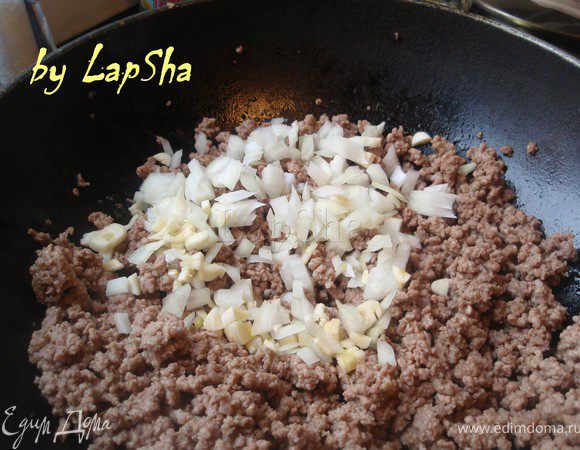 Когда влага выпарится, добавить мелко нашинкованный лук и чеснок и 1 ст.л. масла. Обжарить до легкой золотистости. 