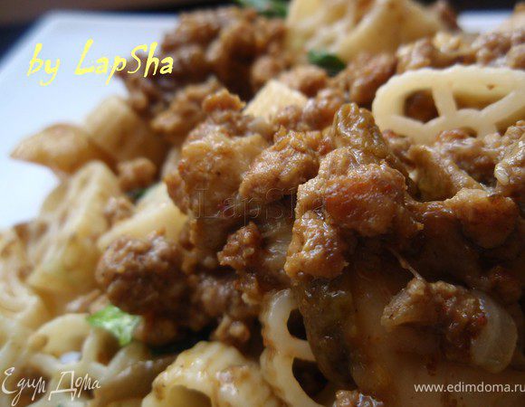 Затем добавить мясо с грибами и все хорошенько перемешать.