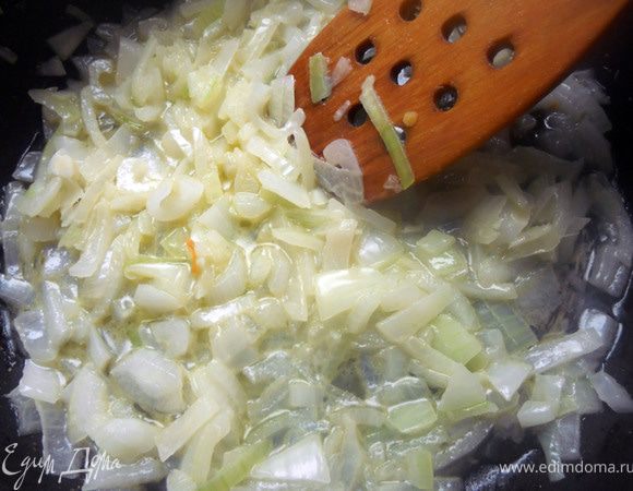 В сковороде разогреть немного растительного/оливкового и кусочек сливочного масла. Обжарить на медленном огне, до прозрачного состояния, измельченную луковицу, 2-3 минуты.