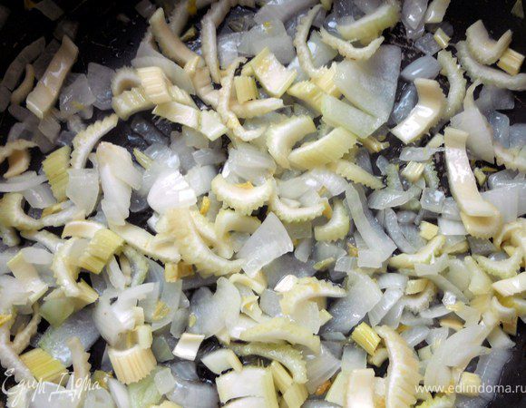 Добавить сельдерей, готовить еще 5 минут.