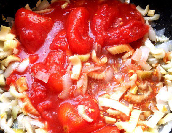 Присоединить томаты ***Можно и свежие, но у нас, увы, даже летом помидоры бесвкусные!:(***, оставить еще на пару минут.