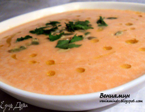 Чечевицу отварить до готовности, снимая пену (соотношение "чечевица-вода" можно варьировать).Чечевицу (с водой) и овощи пробить блендером до состояния пюре, посолить по вкусу. При подаче присыпать семечками, петрушкой и капнуть оливковое масло (лучше нерафинированное). 