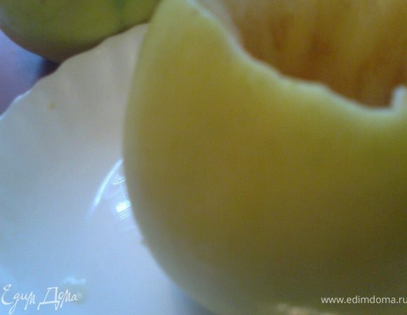 Вынуть серединку из яблока,не нарушая дна.Выжать внутрь 0,5ч.л.сока лимона.