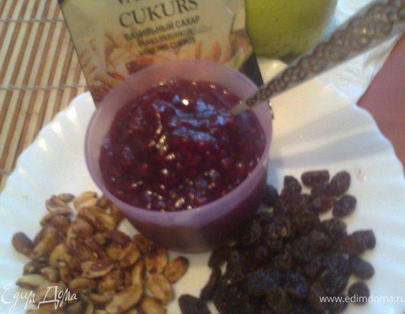 Порубить орехи и смешать их с изюмом и вареньем.