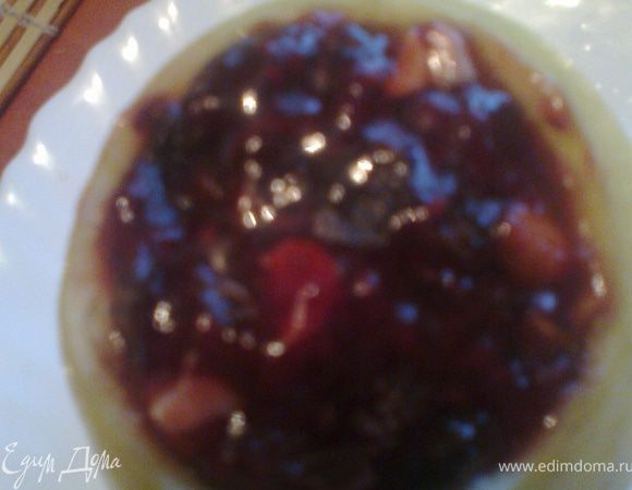 На дно яблока бросить щепотку ванили и выложить половину начинки.