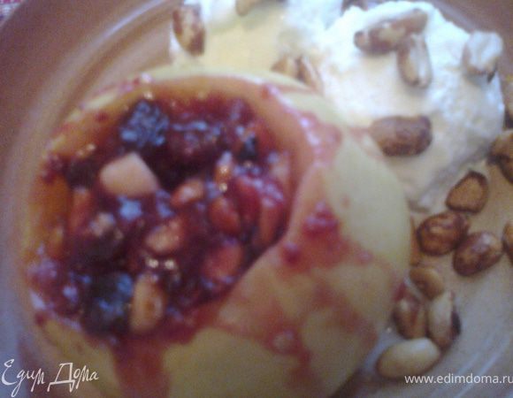 Запекать при средней мощности 5минут(начинка кипит и немного вытекает).Подавать с шариками мороженого!