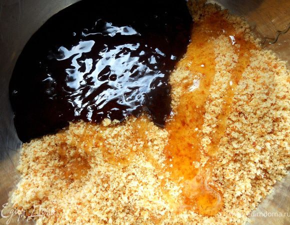 Шоколад растопить на водяной бане, влить ром. Размешать. 