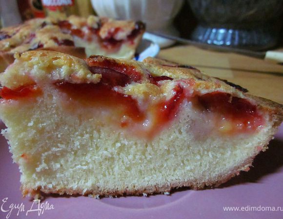 Яйца взбить с сахаром и ванилином, продолжая взбивать всыпать постепенно муку. Форму смазать маслом, вылить на неё тесто, а сверху в хаотичном порядке накидать половинки слив.
Запечь в духовке при 180 гр. минут 40.Приятного аппетита!