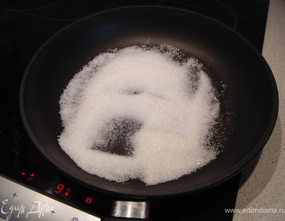 Сахар слегка обжарить на сковороде, добавить свежевыжатый сок лимона и немного закарамелизировать соус.