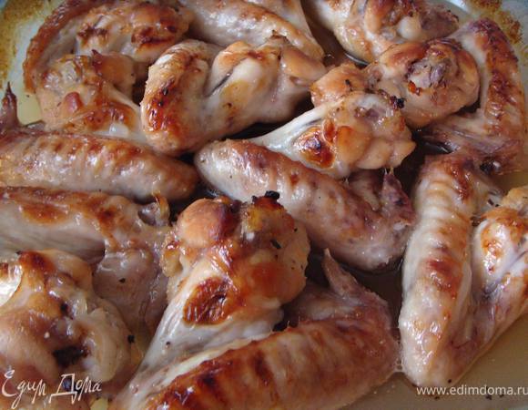 Минут через 20-25, когда крылышки начнут румяниться, их необходимо перевернуть на другую сторону, т.к. кончик крылышка может подгореть, а также для пропитки соусом. Ждем, когда подрумянится другая сторона крылышек. Приблизительно 20 мин. и достаем из духовки.