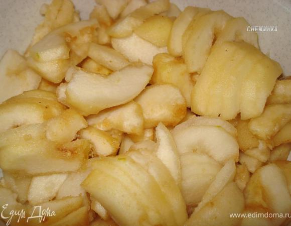 Подготовим груши. Моем их, очищаем от кожи и от семенного гнезда. Нарезаем на тоненькие пластины.