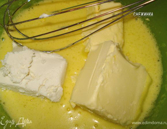 Добавляем размягченное сливочное масло, творог и хорошо перемешиваем. Я делаю это венчиком.