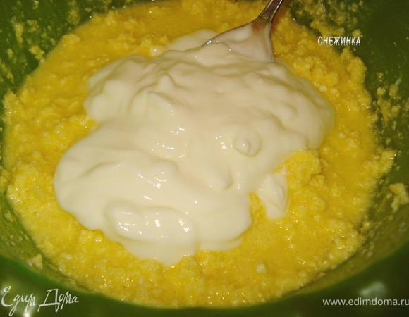 Добавляем йогурт, перемешиваем.