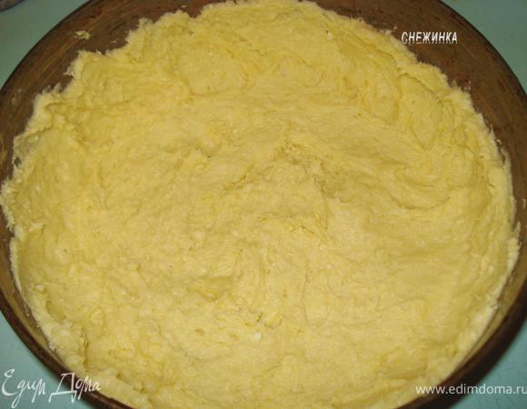 Тесто выкладываем в форму, делая небольшие бортики.