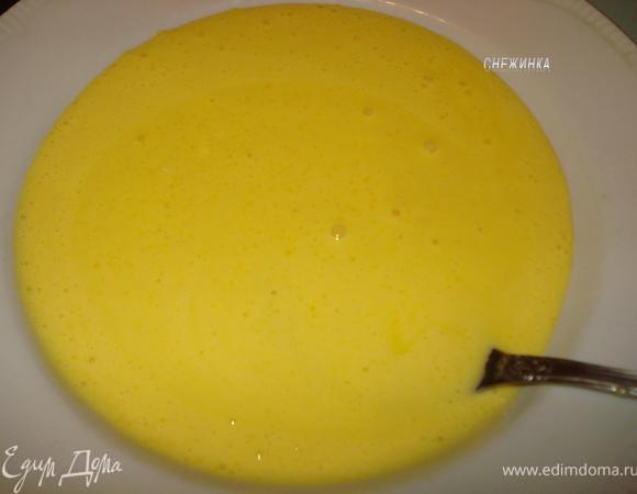 Приготовим заливку. Слегка взбиваем сметану, 2 желтка, 50 г. сахара и муку.