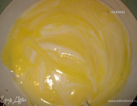 Отдельно взбиваем белки с 3 ст.л. сахара в пышную пену и вводим их в сметано-желтковую массу.