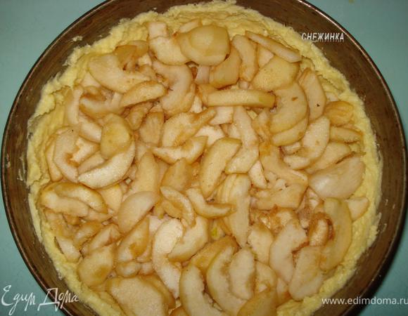 На тесто сверху выкладываем груши. Можно присыпать их корицей.