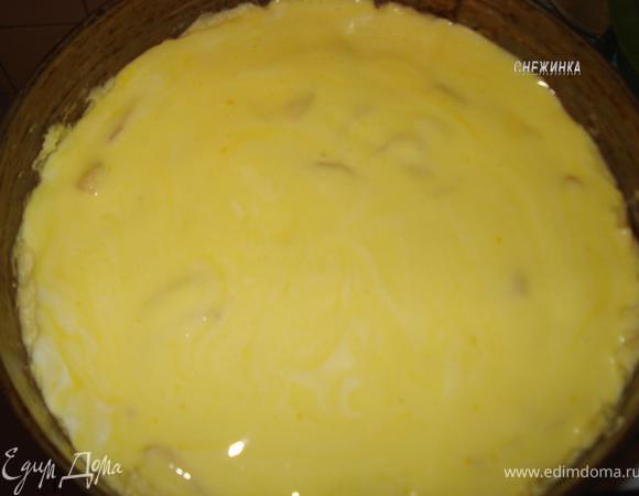 Заливаем кремом и отправляем выпекать в духовку на 40-45 минут при 200С.