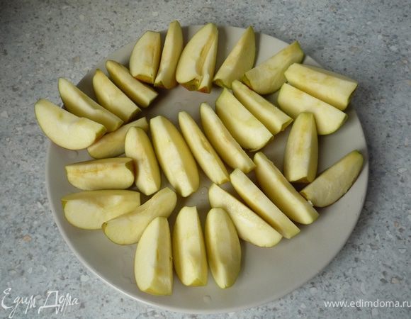 Яблоки разрезать на 4 части, удалить сердцевину, затем каждую часть разрезать еще на 4 части (или на 2 если яблоки маленькие). Сбрызнуть яблоки лимонным соком.