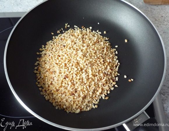 Орешки подрумянить на сковороде (без масла). Остудить.