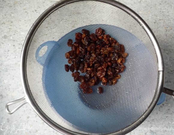 Изюм промыть и дать стечь воде.