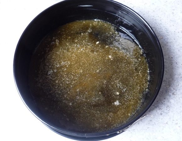 Форму для пирога 24 см (у меня разъемная) смазать маслом. В кастрюле карамелизировать сахар и 3 ст.л. воды до золотистого цвета. Добавить 20г масла, растопить. Затем сразу вылить карамель на дно
формы. 