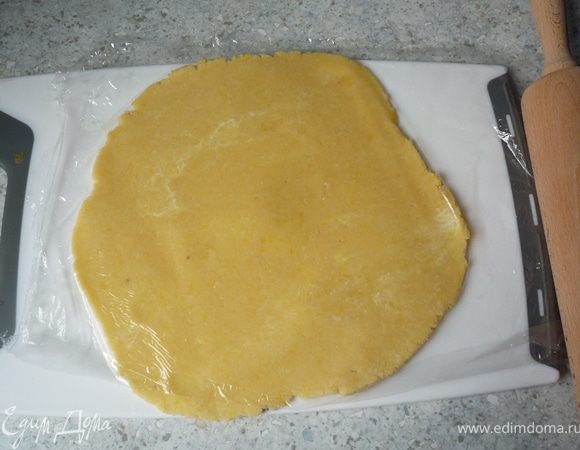 Тесто раскатать в пласт немного больший, чем форма. (Раскатывать лучше между пищевой пленкой). 