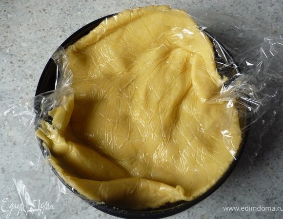 Выложить его поверх яблок, края загнуть внутрь пирога. Запекать в предварительно разогретой до 200°C духовке 25 минут.