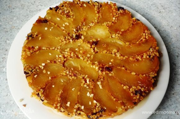 Достать пирог и еще горячим перевернуть на тарелку, чтоб яблоки оказались вверху. Разрезать на кусочки. Можно подавать со взбитыми сливками. Приятного аппетита!