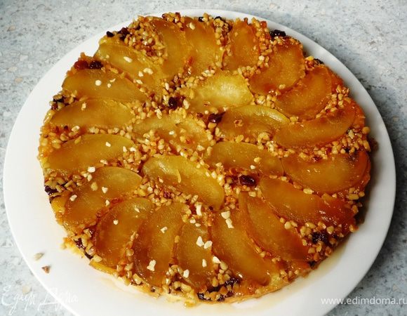 Достать пирог и еще горячим перевернуть на тарелку, чтоб яблоки оказались вверху. Разрезать на кусочки. Можно подавать со взбитыми сливками. Приятного аппетита!