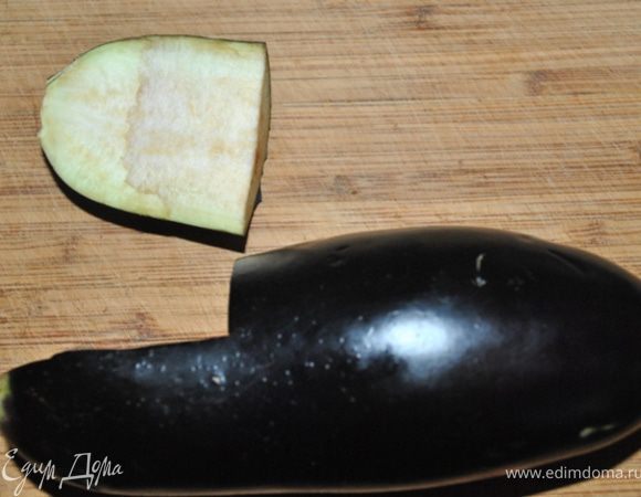 из баклажана вырезаем туфельку. Шаг 1.