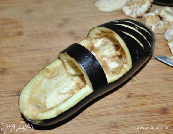 Вынимаем мякоть. Я это делаю с помощью маленького ножа и чайной ложки.