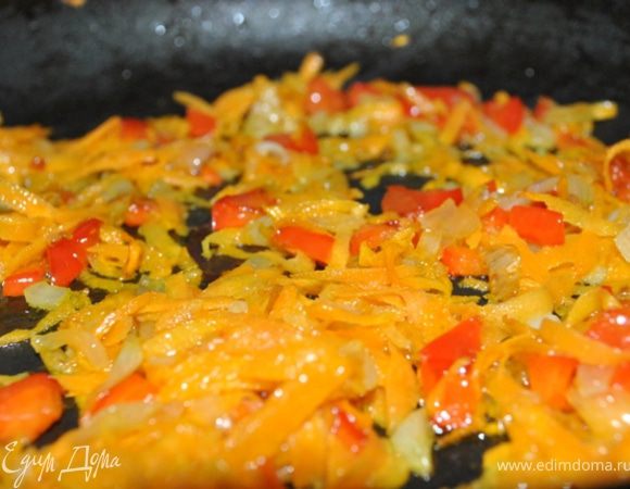На разогретом растительном масле обжариваем лук, морковь, сладкий перец до румяного цвета.